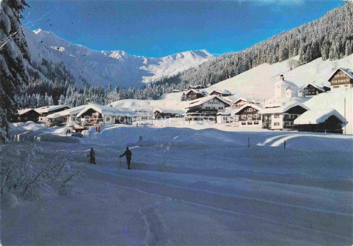 Baad-Mittelberg Kleinwalsertal AT Kleinwalsertal Winter Schnee Skilaeufer Berge