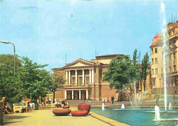 HALLE SAALE Theater-des-Friedens Brunnen Fontaene Passanten Platz Klassizismus