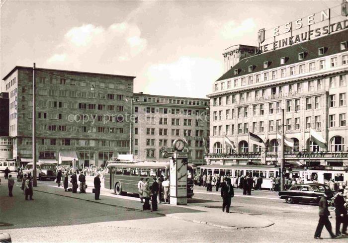 EssEN Ruhr Bahnhofsvorplatz Hotel-Handelshof Bus Strassenbahn Passanten Uhr Ein