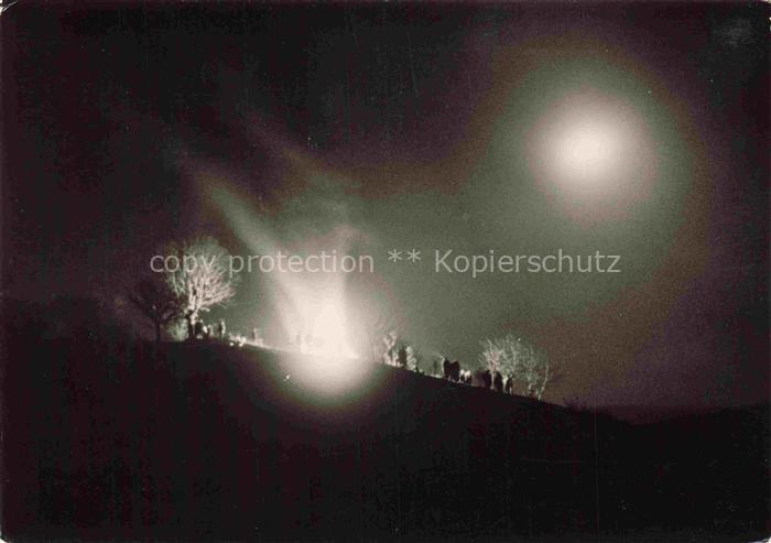 Dohrenbach Witzenhausen Hessen Osterfeuer Nacht Mond Feuer Menschen Huegel Baeum