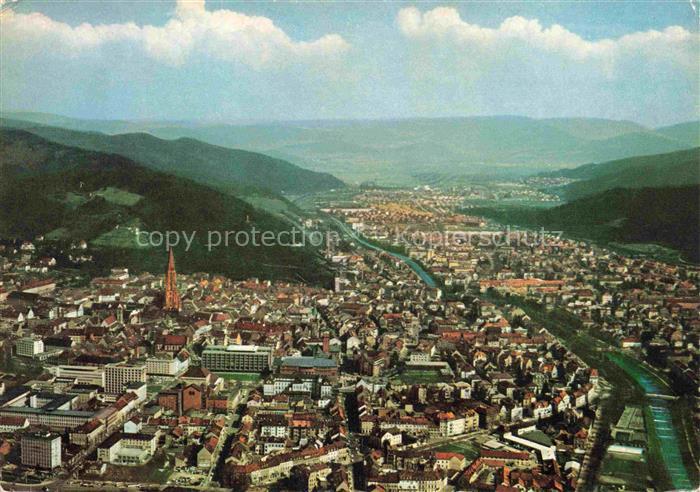 FREIBURG Breisgau BW Dreisam Kirche Innenstadt Schwarzwald Huegelkette Fluss Sta