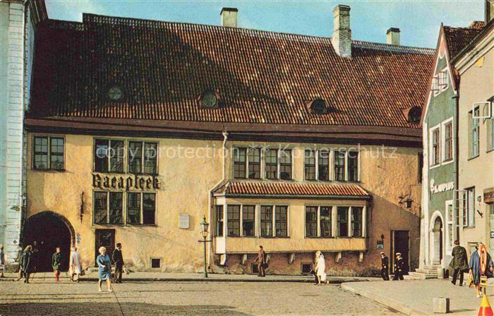 TALLINN Reval Estonia Raapteek Apotheke Rathausplatz Altstadt Passanten Kopfstei