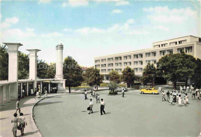 Varna  WARNA Bulgaria Hotel-Balkantourist Platz Kolonnade Palmen Passanten Auto