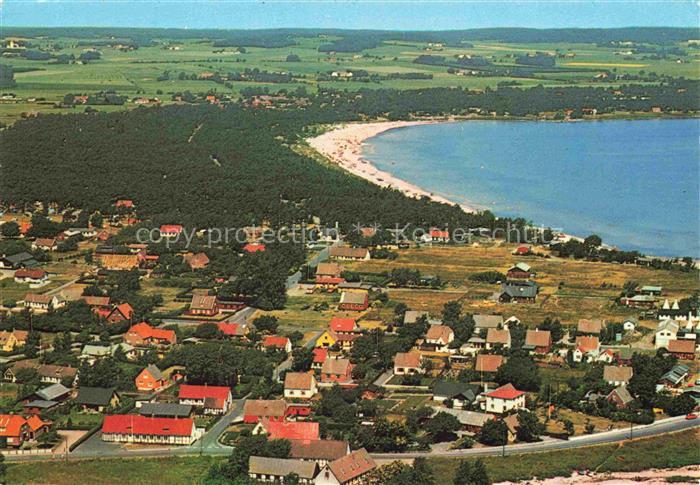 Snogebaek Bornholm DK Kueste Strand Wald Wohnhaeuser Ferienhaeuser Bucht Felder