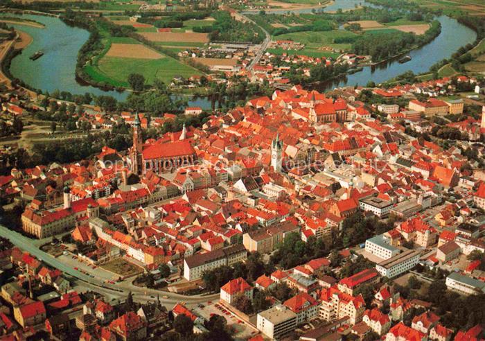 Straubing Fliegeraufnahme Donau Altstadt Kirchen Rathausplatz Basilika Gaeuboden