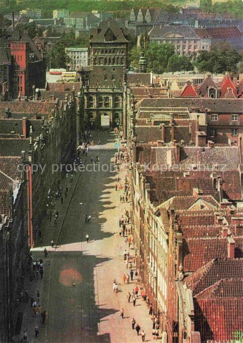 Danzig GDANSK PL Ulica-Długa Langgasse Gruenes-Tor Altstadtdaecher Passanten Vog