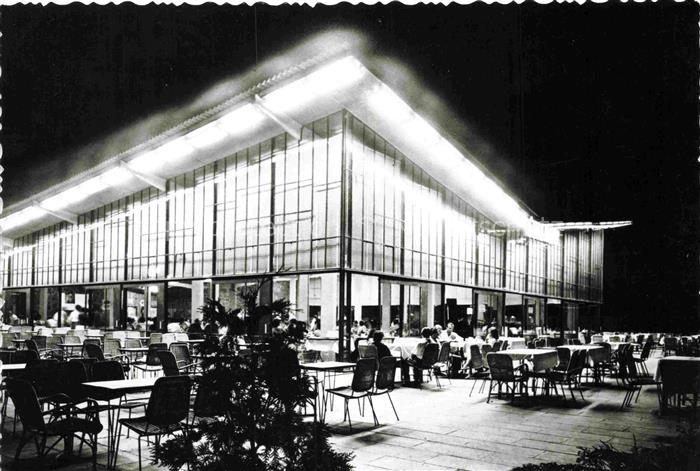 Balatonfoeldvar Plattensee HU Motel Terrasse Nachtaufnahme Modernistische-Archit