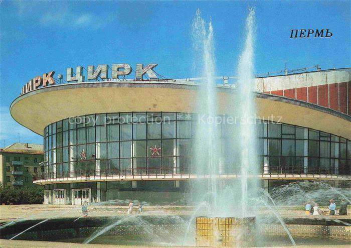 Perm RU Zirkus Brunnen Sowjetarchitektur Rundbau Passanten Platz