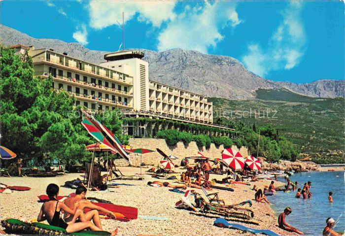 Tucepi Makarska Croatia Strand Strandhotel Sonnenschirme Badegaeste Makarska-Riv