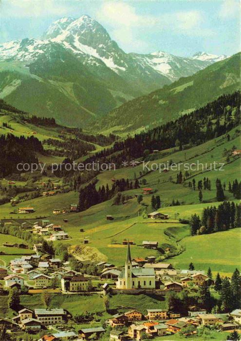 Kirchberg Tirol AT Rettenstein Kirchturm Bergpanorama Talblick Dorf Wiesen Luftk