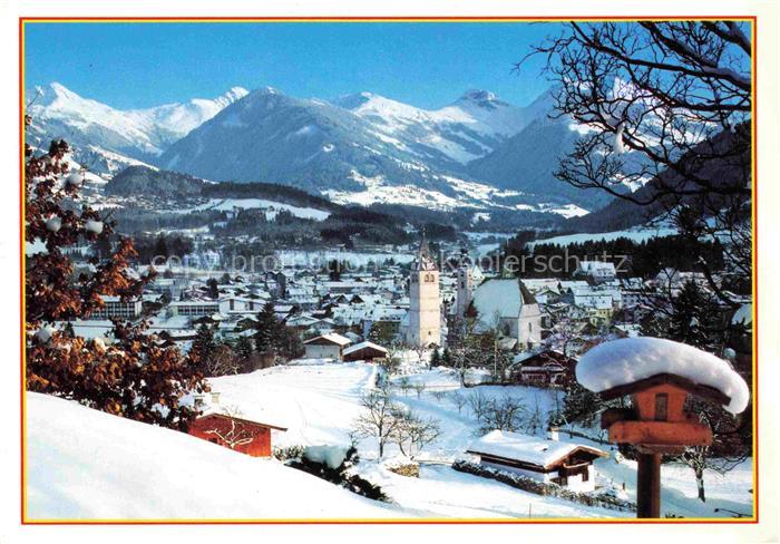 Kitzbuehel Tirol AT Kirchturm Wintersportort Kitzbueheler-Alpen Schnee Vogelhaus