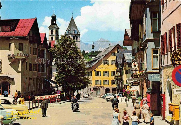 Kitzbuehel Tirol AT Stadtplatz Wilder-Kaiser Kirchturm Hotel-Reisch Strassenszen