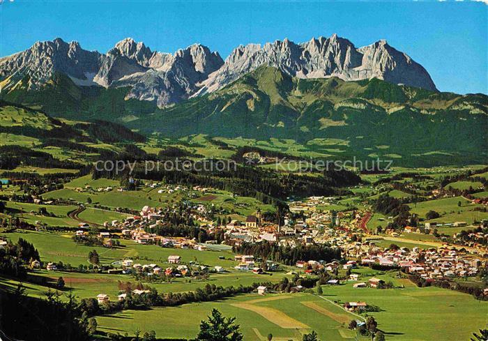 Kitzbuehel Tirol AT Wilder-Kaiser Panorama Talblick Bergkette Ortschaft Wiesen S