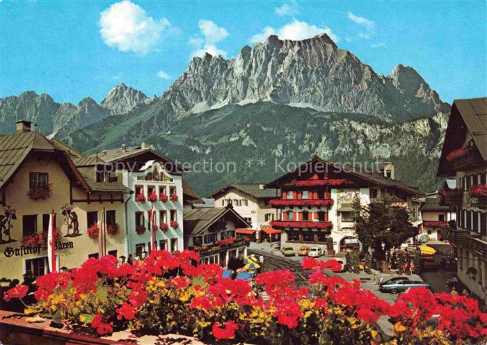 St Johann Tirol AT Wilder-Kaiser Gasthof-Baeren Marktplatz Blumen Geranien Bergp