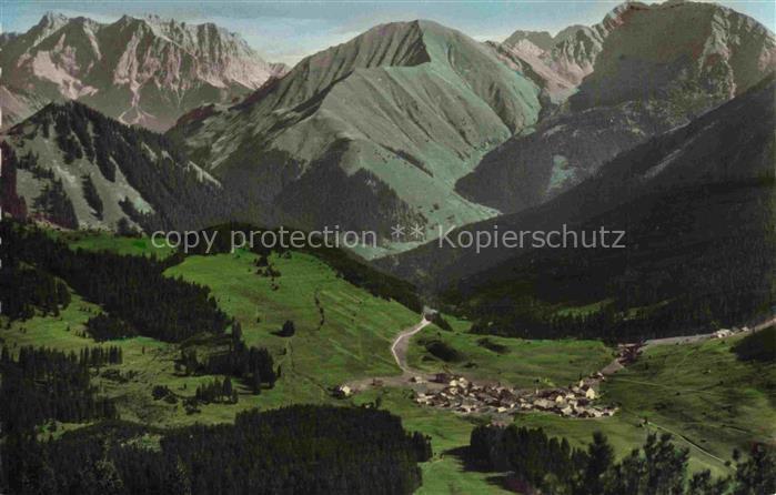 Berwang Tirol AT Thaneller Zugspitze Bleispitze Gartnerwand Berge Tal Wald Dorf