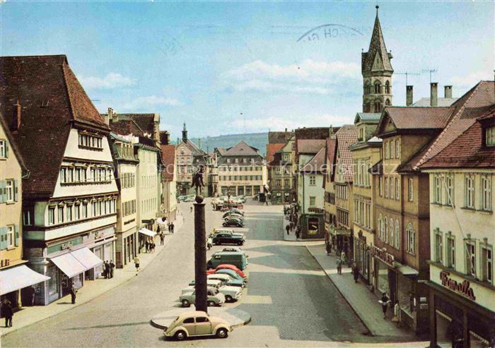 Schwaebisch Gmuend BW Marktplatz Kirchturm Geschaefte Passanten Autos Saule Inne