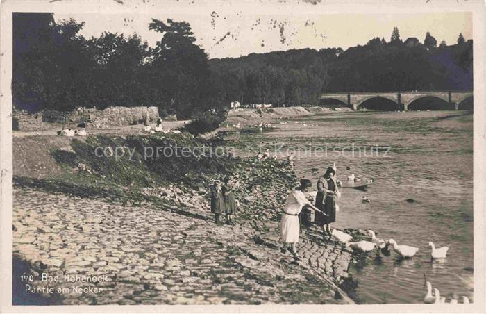 Bad Hoheneck Ludwigsburg BW Neckar Bruecke Gaense Kinder Frau Ufer Park Baeume