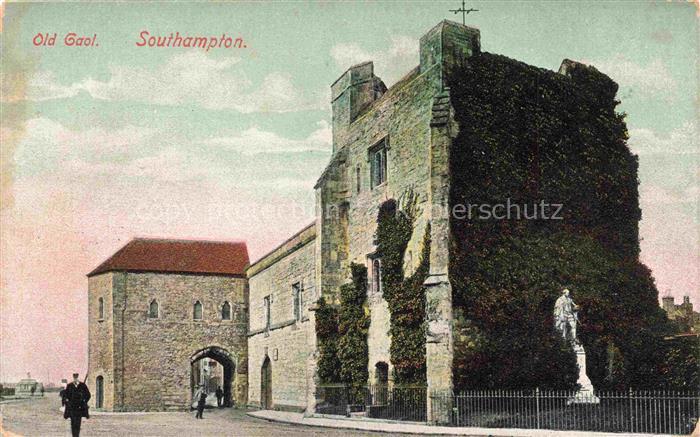 SOUTHAMPTON  UK Old-Gaol Gefaengnis Stadttor Efeu Statue Passant Strasse