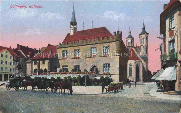 GoeTTINGEN  Niedersachsen Rathaus Marktplatz Pferdekutschen Kirchturm Marktszene