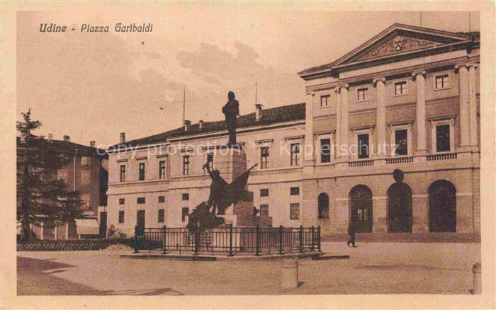 UDINE IT Piazza-Garibaldi Garibaldi-Denkmal Reiterstandbild Rathaus Saeulen Plat