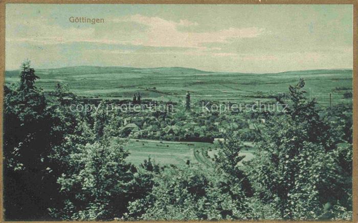 GoeTTINGEN  Niedersachsen Stadtpanorama Kirche Turm Baeume Huegel Tal Daecher