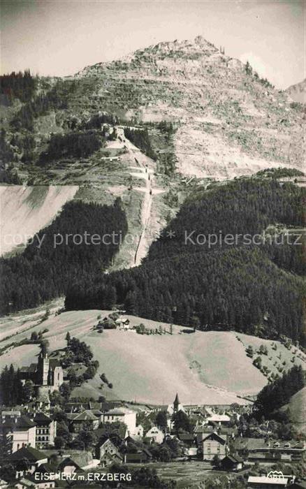 Eisenerz Steiermark AT Erzberg Bergbau Tagebau Stadtblick Kirche Wald Berge