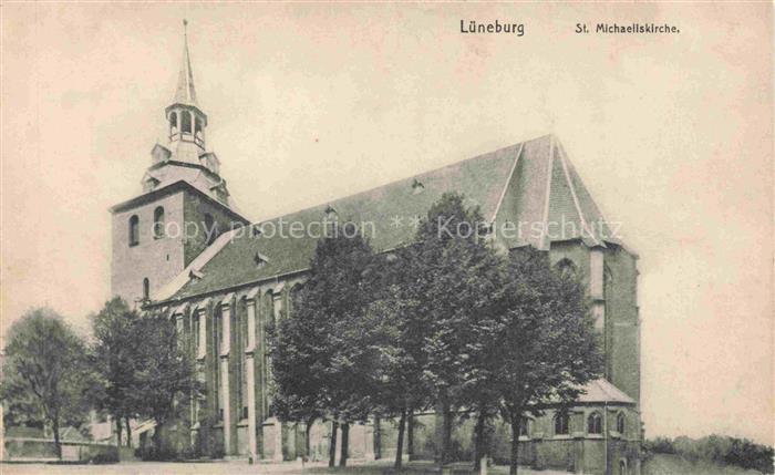 LueNEBURG  CITY St-Michaeliskirche Kirchturm Backsteinkirche Baeume Kirchplatz