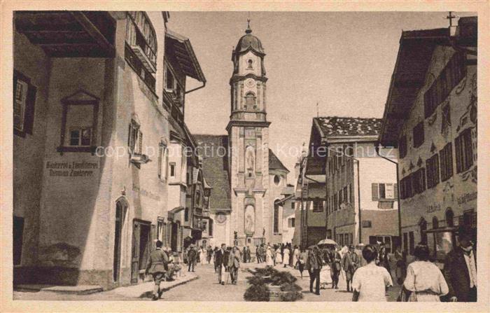 MITTENWALD Bayern Hauptstrasse Kirchturm Kirche Buergersteig Passanten Geschaeft