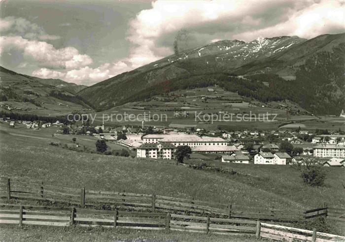 Sterzing Vipiteno Suedtirol IT Brennerpass Alpen Bergtal Wiesen Ortschaft Hotel