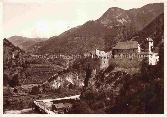 BOLZANO Bozen Suedtirol IT Castello-Roncolo Runkelstein Burg Felsen Weinberge Ta