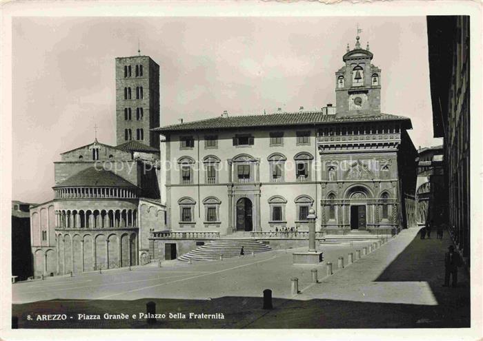 Arezzo Toscana IT Piazza-Grande Palazzo-della-Fraternità Kirche Campanile Platz