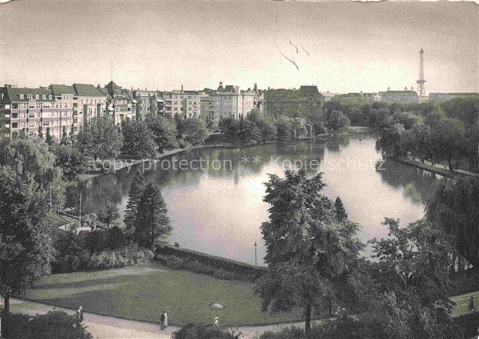 BERLIN  CITY Lietzensee Funkturm Wohnhaeuser Park See Uferpfad S/W
