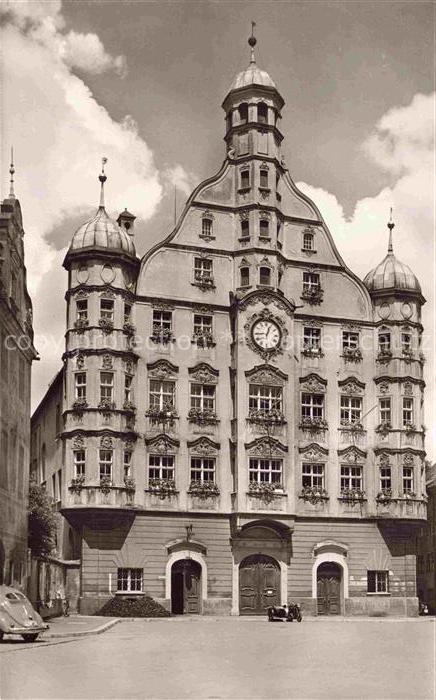 Memmingen Bayern Rathaus Barockfassade Uhr Tuermchen Autos Marktplatz