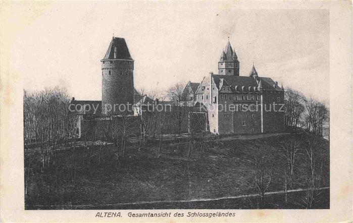 Evingsen ALTENA NRW Burg Rundturm Schlossgebaeude Huegel Baeume Schlossgelaende