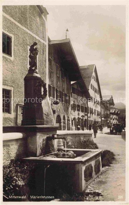 MITTENWALD Bayern Marienbrunnen Brunnen Marienstatue Hauptstrasse Laubenhaeuser
