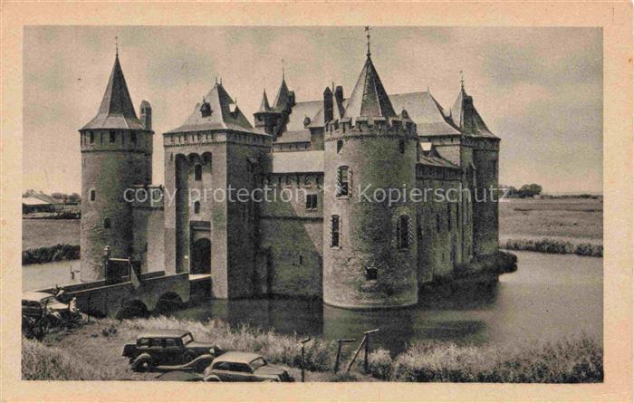 Muiderslot Muiden Noord-Holland NL Muiderslot Wasserburg Burggraben Tuerme Autos