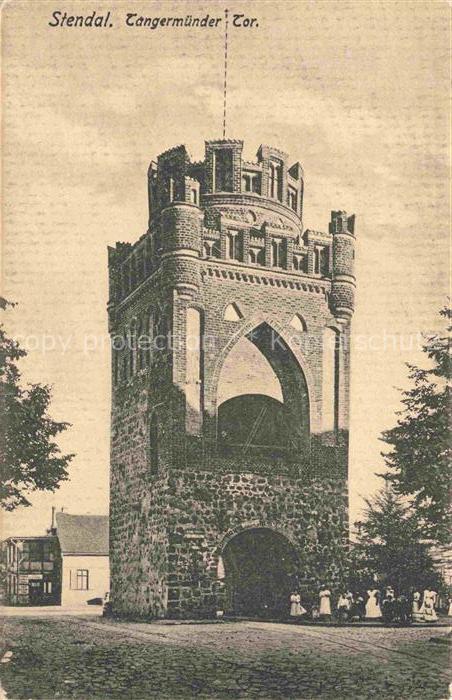 Bindfelde Tangermuender-Tor Stadttor Backsteinturm Mittelalter Passanten Baeume