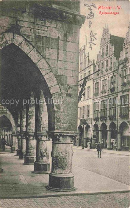 MueNSTER Westfalen NRW Rathausbogen Rathaus Arkaden Boegen Passanten Pflaster Gi