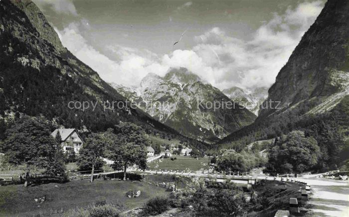 Trenta Soca Slovenia Bergtal Alpen Haeuser Wiesen Fluss Wald Gipfel