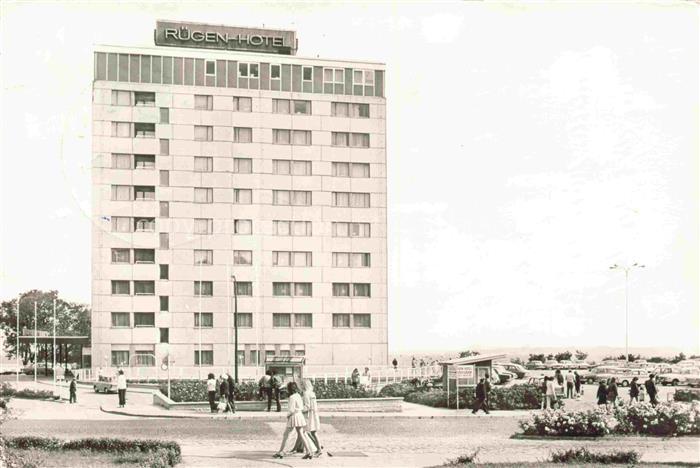 SAssNITZ Ostseebad Ruegen Ruegen-Hotel Hochhaus DDR-Architektur Passanten Parkpl