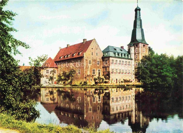 Raesfeld Schloss-Raesfeld Wassergraben Schlossturm Spiegelung Baeume Burganlage