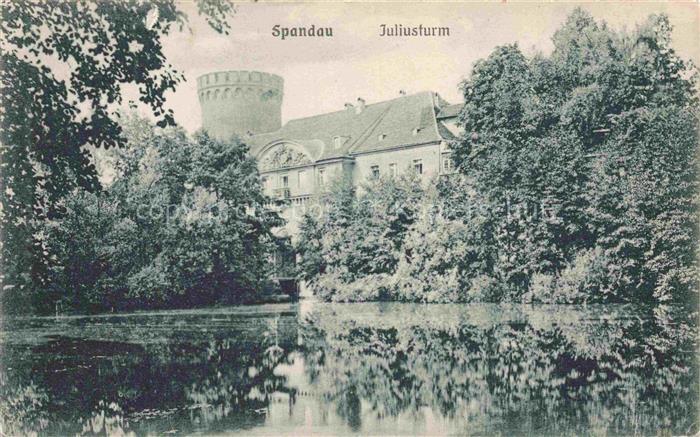 Spandau BERLIN Juliusturm Festung Wassergraben Baeume Turm Schloss