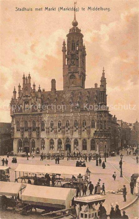 MIDDELBURG Zeeland NL Stadhuis Markt Marktdag Marktstaende Passanten Turm Gotik