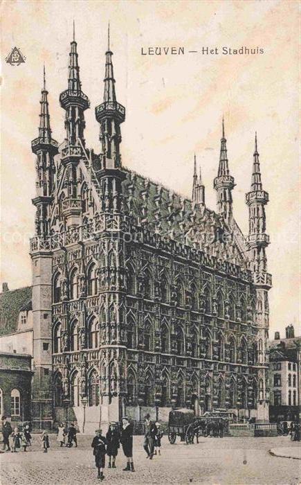Loewen  Louvain Belgie Het-Stadhuis Gotik Tuerme Fassade Passanten Marktplatz Pf