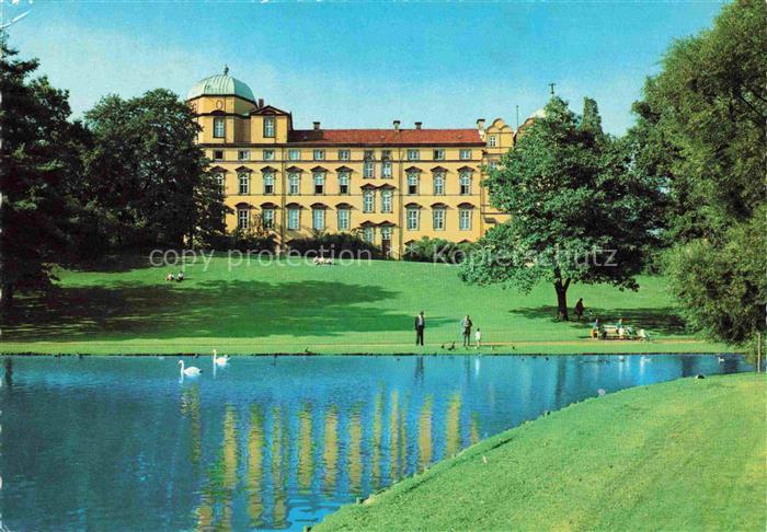 Celle Niedersachsen Schloss Schlossgarten Teich Schwaene Park Passanten