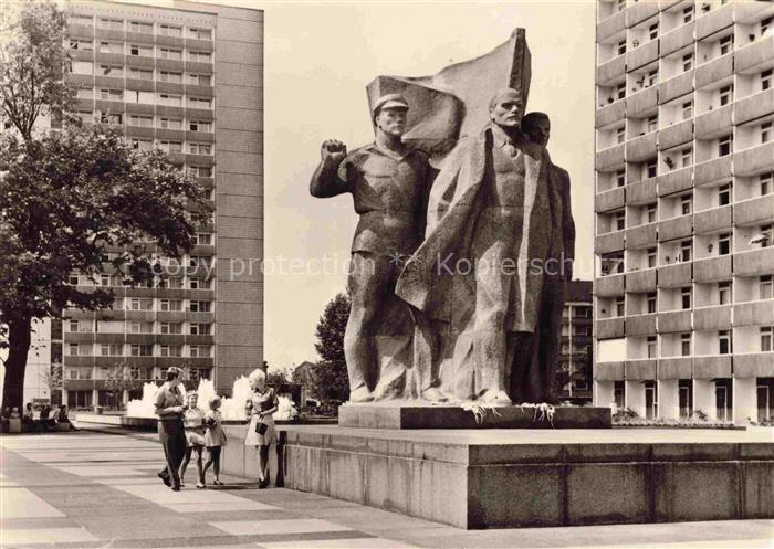 DRESDEN Elbe Lenindenkmal Prager-Strasse Denkmal Plattenbau Passanten Sozialisti