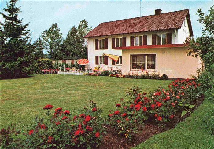 Isny Allgaeu Bayern Café-Pension-Immergruen Roemerstrasse Garten Rosen Terrasse