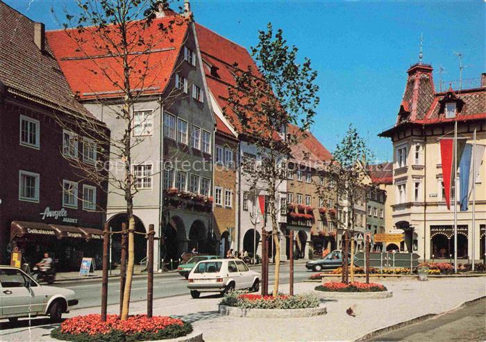 Isny Allgaeu Bayern Stadtmitte Marktplatz Geschaefte Autos Blumenbeete Arkaden