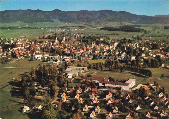 Isny Allgaeu Bayern Fliegeraufnahme Stadtpanorama Kirche Berge Felder Wohngebiet