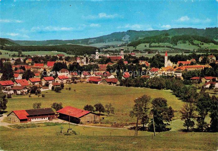 Isny Allgaeu Bayern Stadtansicht Kirche Zwiebelturm Wiesen Wald Bauernhof
